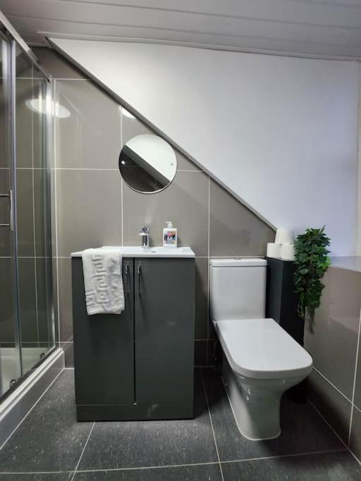 Supervalue Suite 7 - Fast Wifi, Hotel Linen, Keyless Entry, City Only 10 Mins - By Property Promise Cardiff Extérieur photo