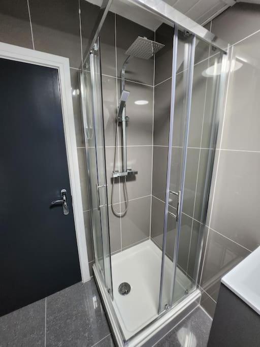 Supervalue Suite 7 - Fast Wifi, Hotel Linen, Keyless Entry, City Only 10 Mins - By Property Promise Cardiff Extérieur photo